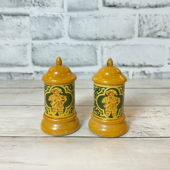 Vintage Wooden Beer Stein Salt and Pepper Shakers Light Wood/Green Cork Bottom - Picture 2 of 4